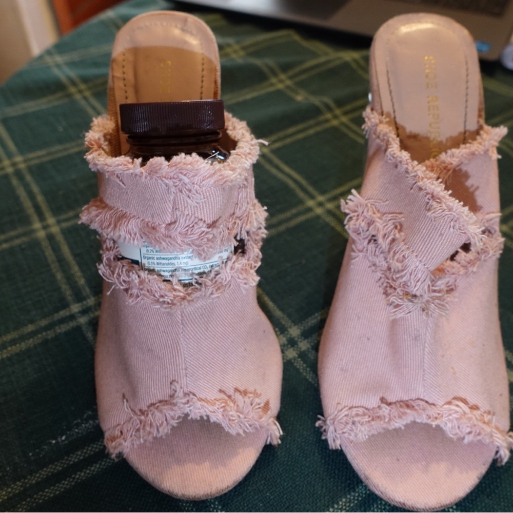 10. Pink ripped jeans heels
